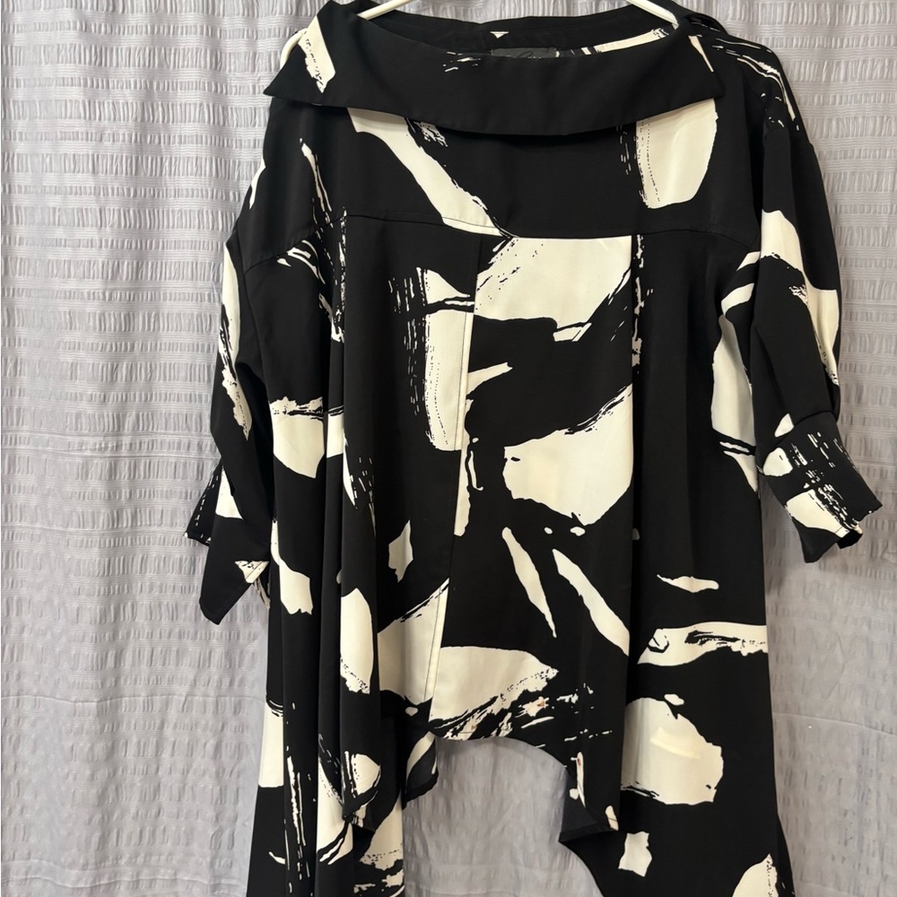 Gracia Monochrome Patterned Top
